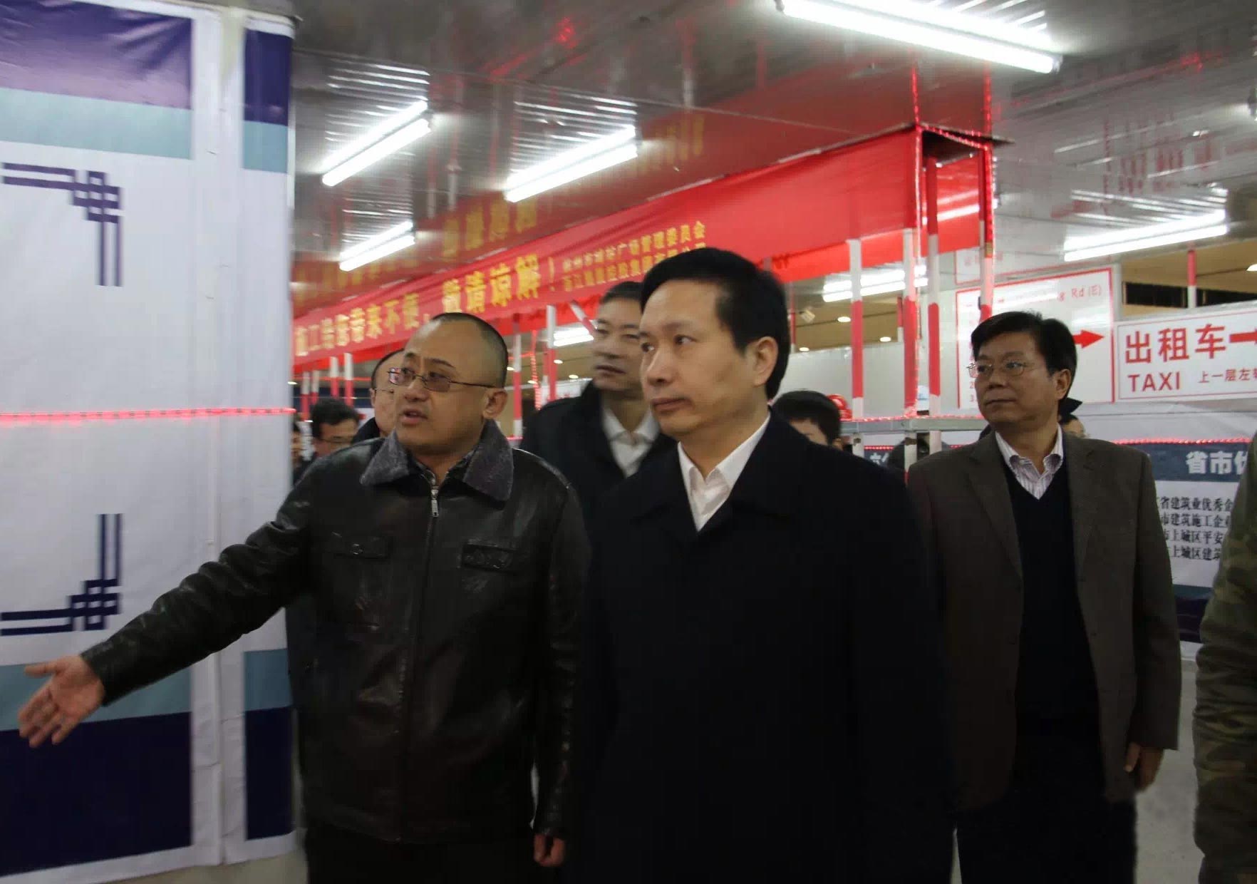 时任浙江省委常委、市委书记赵一德（现任十九届中央候补委员 ，陕西省委副书记、省政府党组书记、省长）视察城站广场整治项目