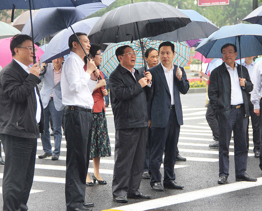 时任浙江省委副书记、省长李强（现任中央政治局委员、上海市委书记）调研西湖大道街容提升工程