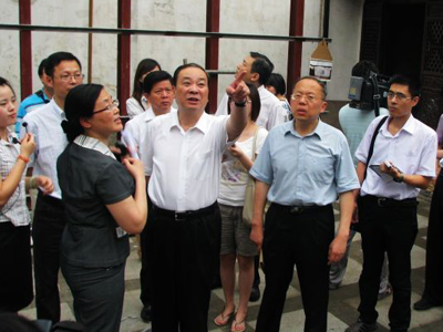 时任浙江省委常委、杭州市委书记黄坤明（现任中央政治局委员、中宣部部长）视察小营改造